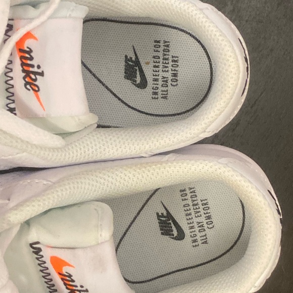 Nike womens shoes - Picture 3 of 4